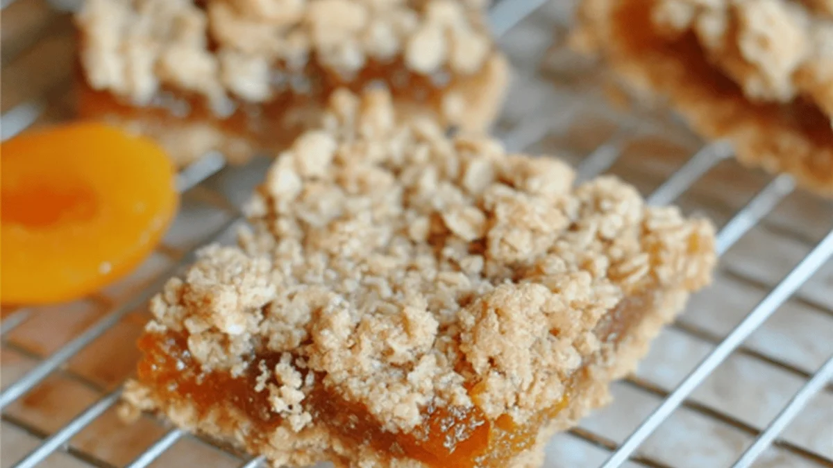 Irresistible Apricot Oatmeal Crumble Bars Recipe