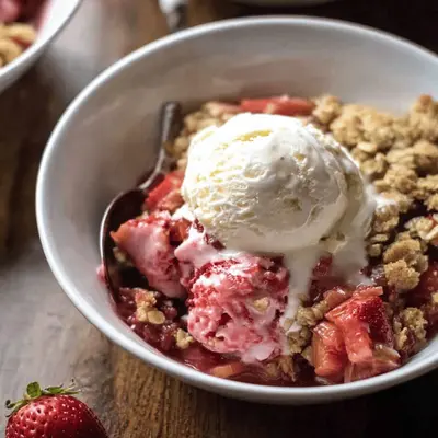 Strawberry Rhubarb Crisp Recipe for Irresistible Desserts